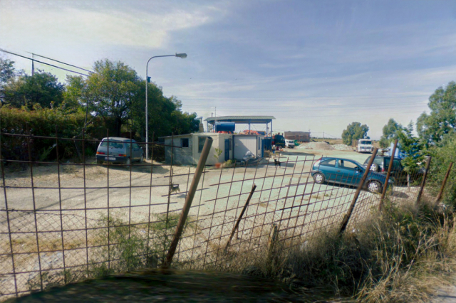 Terreno con  piazzale cementato, acqua e corrente