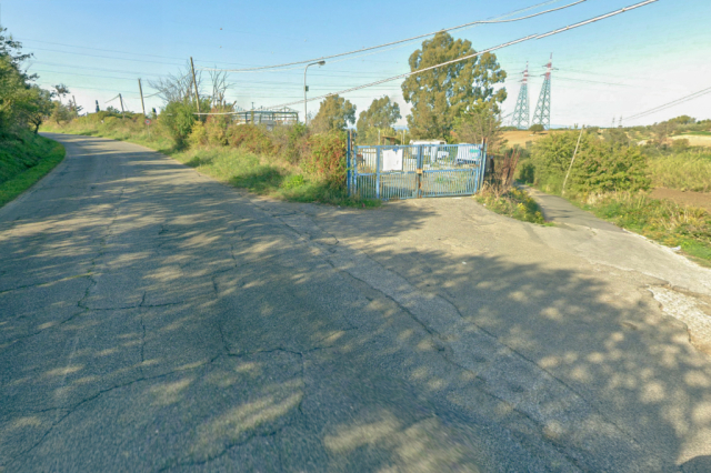 Terreno con  piazzale cementato, acqua e corrente