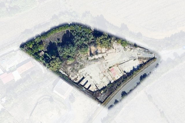 Terreno con  piazzale cementato, acqua e corrente