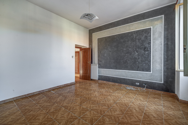 Ampio appartamento alti soffitti e spazi versatili