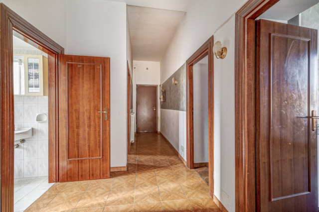 Ampio appartamento alti soffitti e spazi versatili