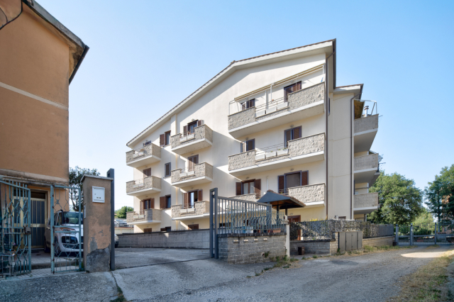Ampio appartamento con box e posto auto