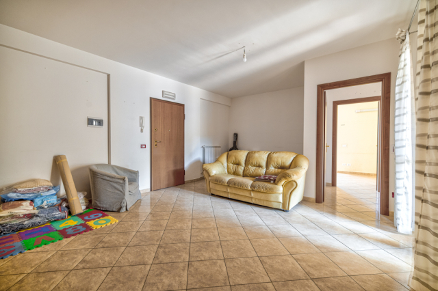 Ampio appartamento con box e posto auto