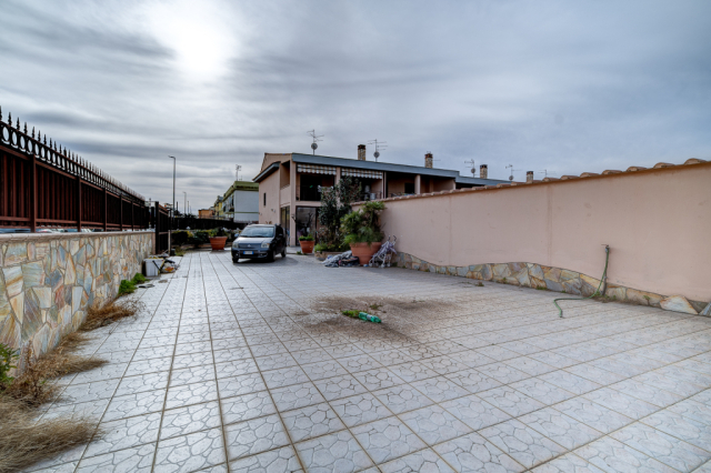 Villa angolare con giardino e taverna