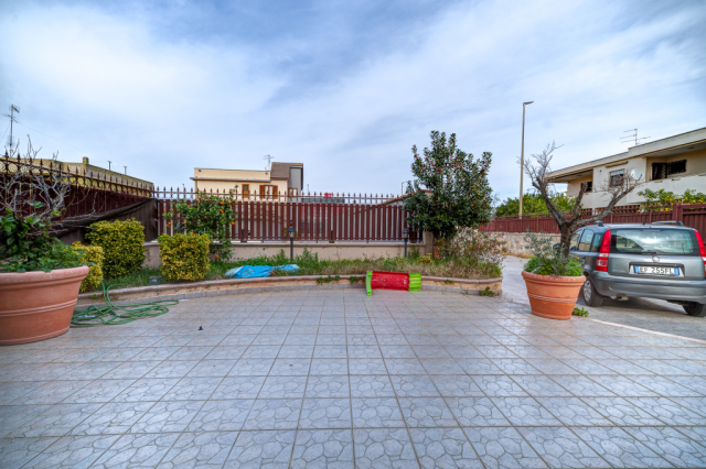 Villa angolare con giardino e taverna